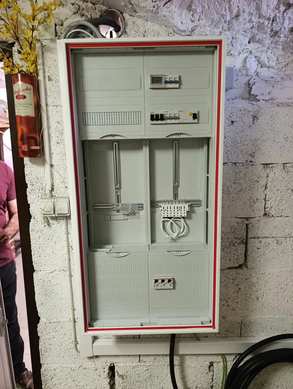 Préparation d'armoire. Réalisation Clay Service : câblage préparé avant mise sous tension