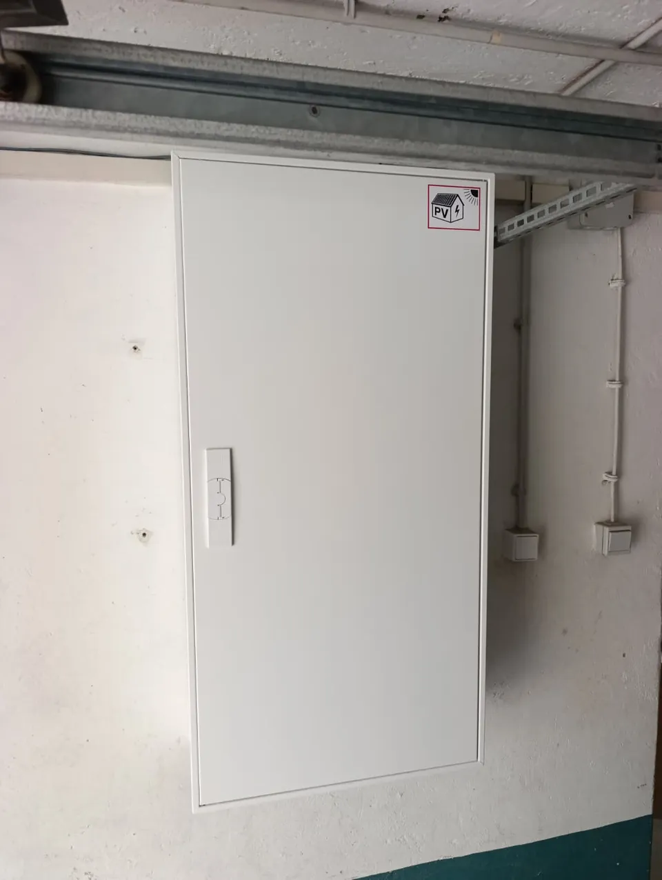 Armoire photovoltaïque. Réalisation Clay Service : sectionneur, sls et disjoncteurs dédiés exigés par creos