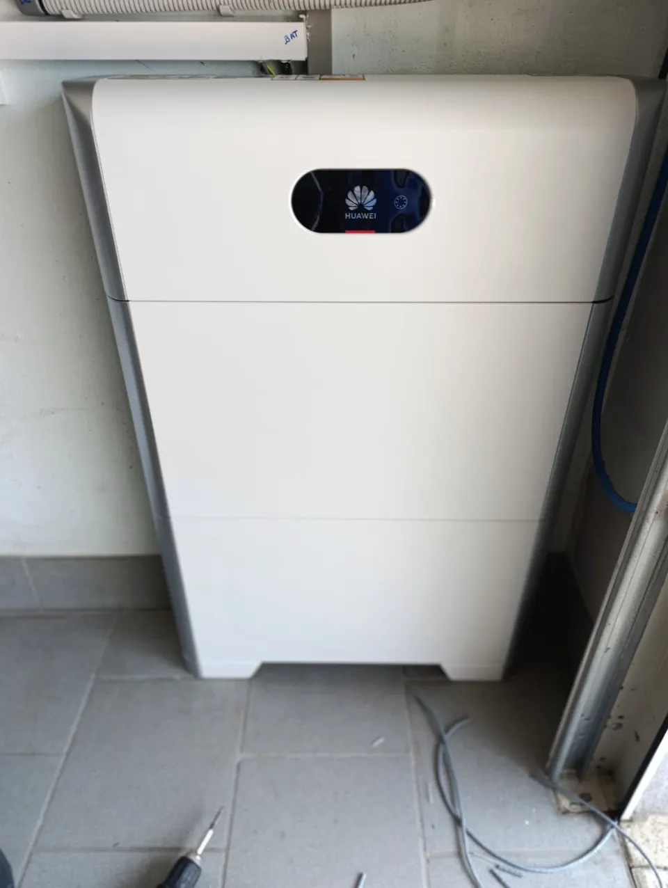 Batterie Huawei. Réalisation Clay Service : stockage modulaire en local technique