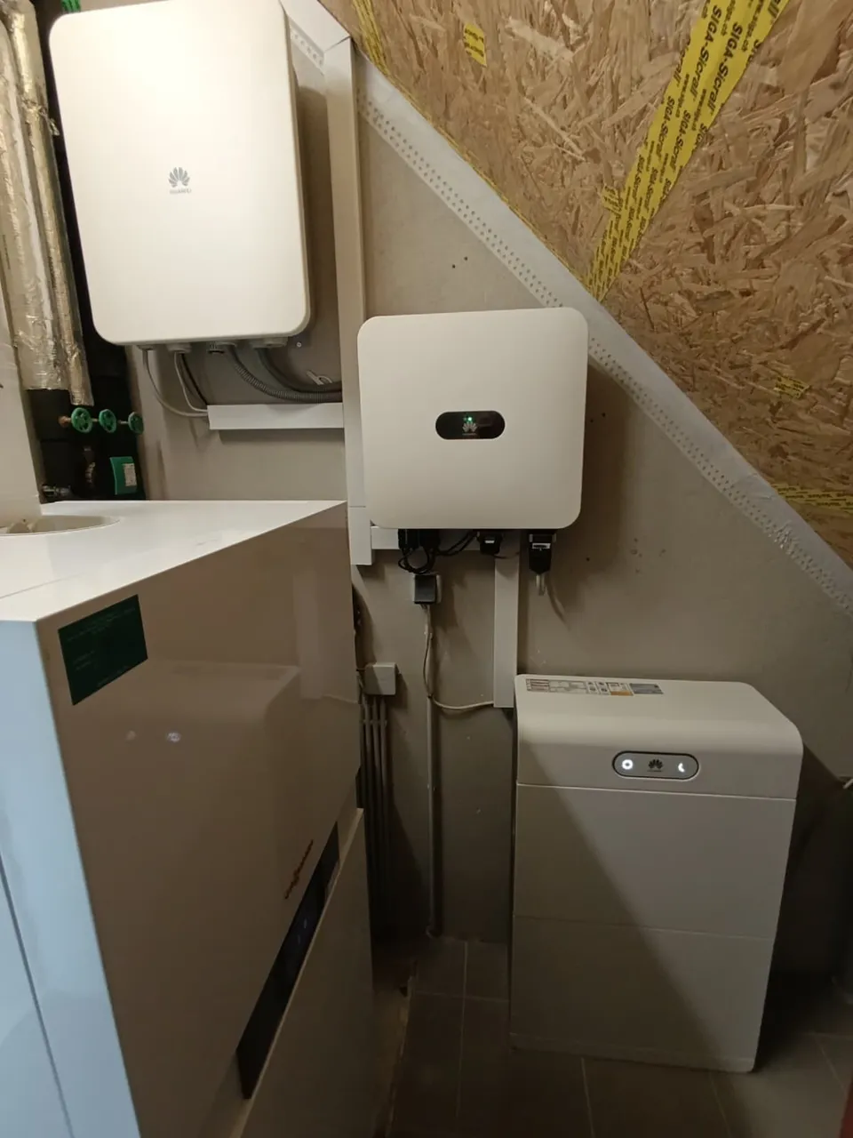 Local technique Huawei. Réalisation Clay Service : onduleur, batterie et protections regroupés