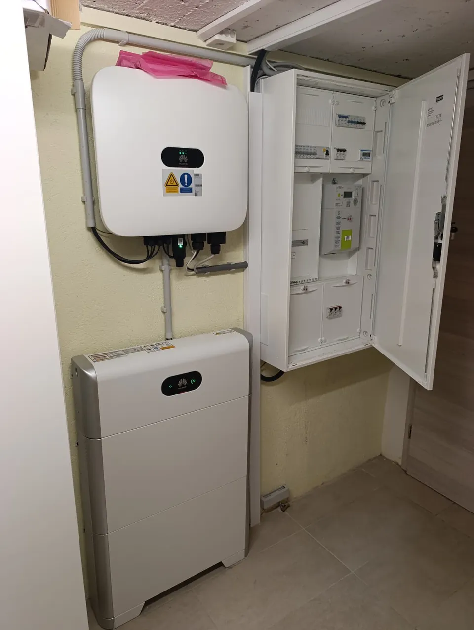 Tableau électrique et batterie Huawei dans un local technique