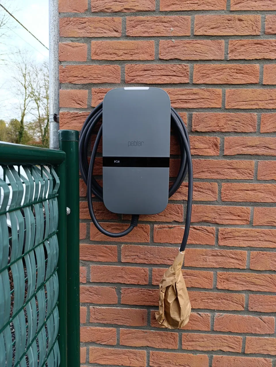 Borne Peblar. Réalisation Clay Service : recharge pilotée, compatible surplus solaire