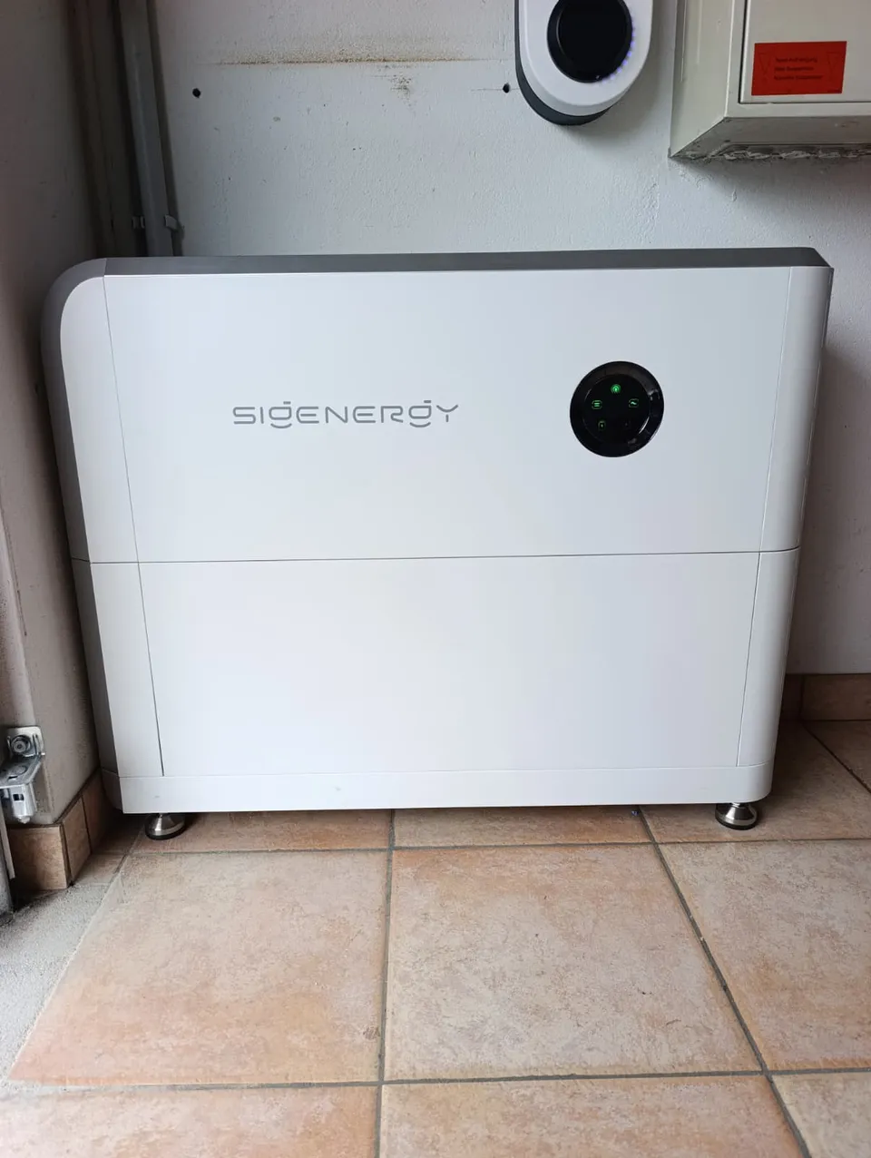 Sigenergy en garage. Réalisation Clay Service : ensemble intégré, pose soignée en espace habité