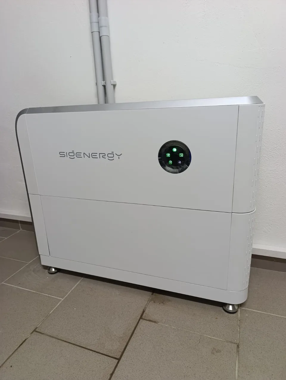 Stockage Sigenergy. Réalisation Clay Service : onduleur et batterie dans un seul bloc