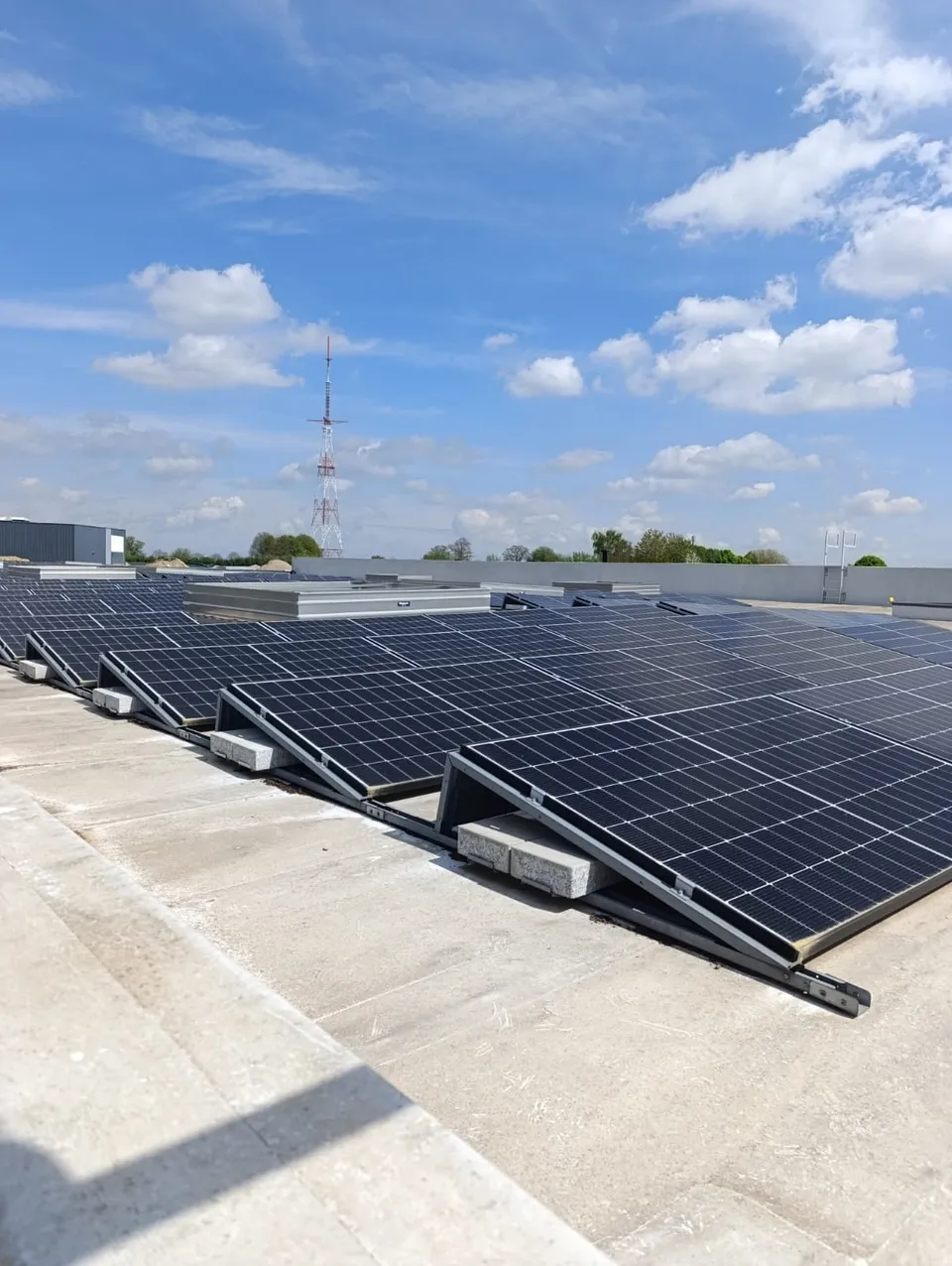 Toiture en rangs. Réalisation Clay Service : champ organisé en rangées, câblage dc rangé sous les modules