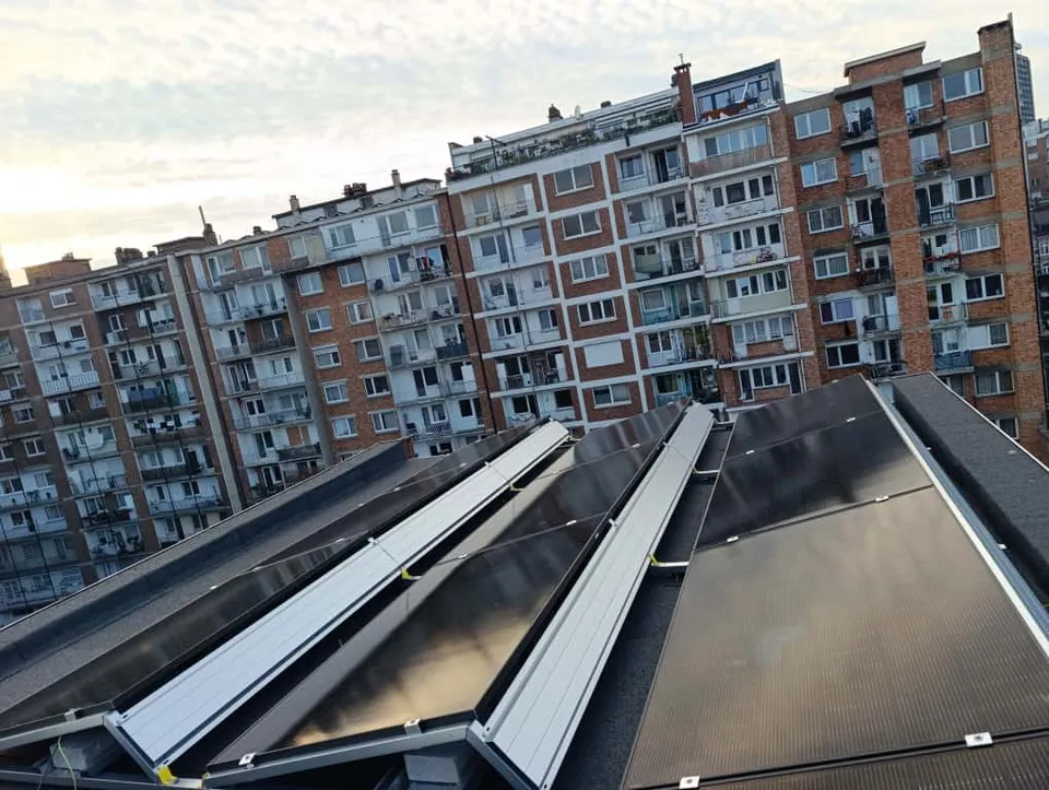 Toiture urbaine. Réalisation Clay Service : installation en milieu dense, accès et sécurité maîtrisés