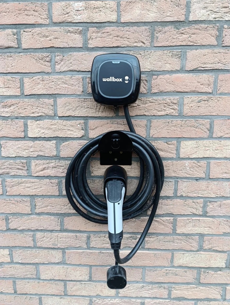 Borne de recharge murale avec son câble
